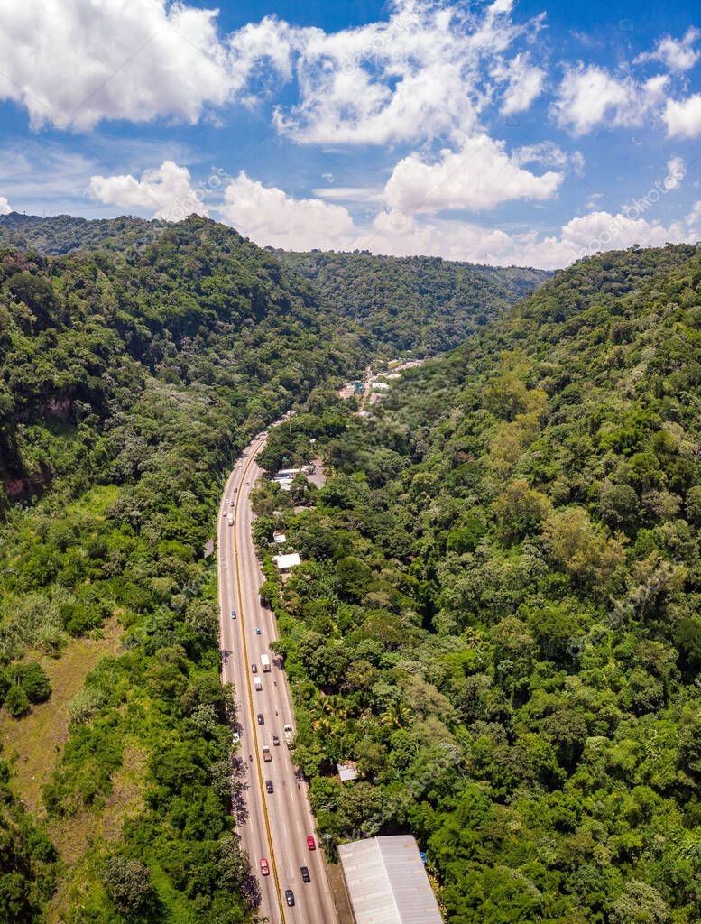 Vista aérea de la carretera rodeada de vegetación tropical — tramo en El Salvador