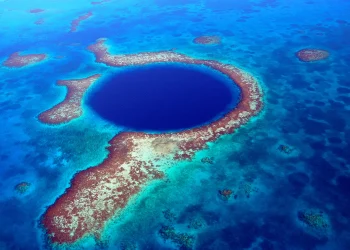 1. Imagen aérea del Gran Agujero Azul (vista satelital)